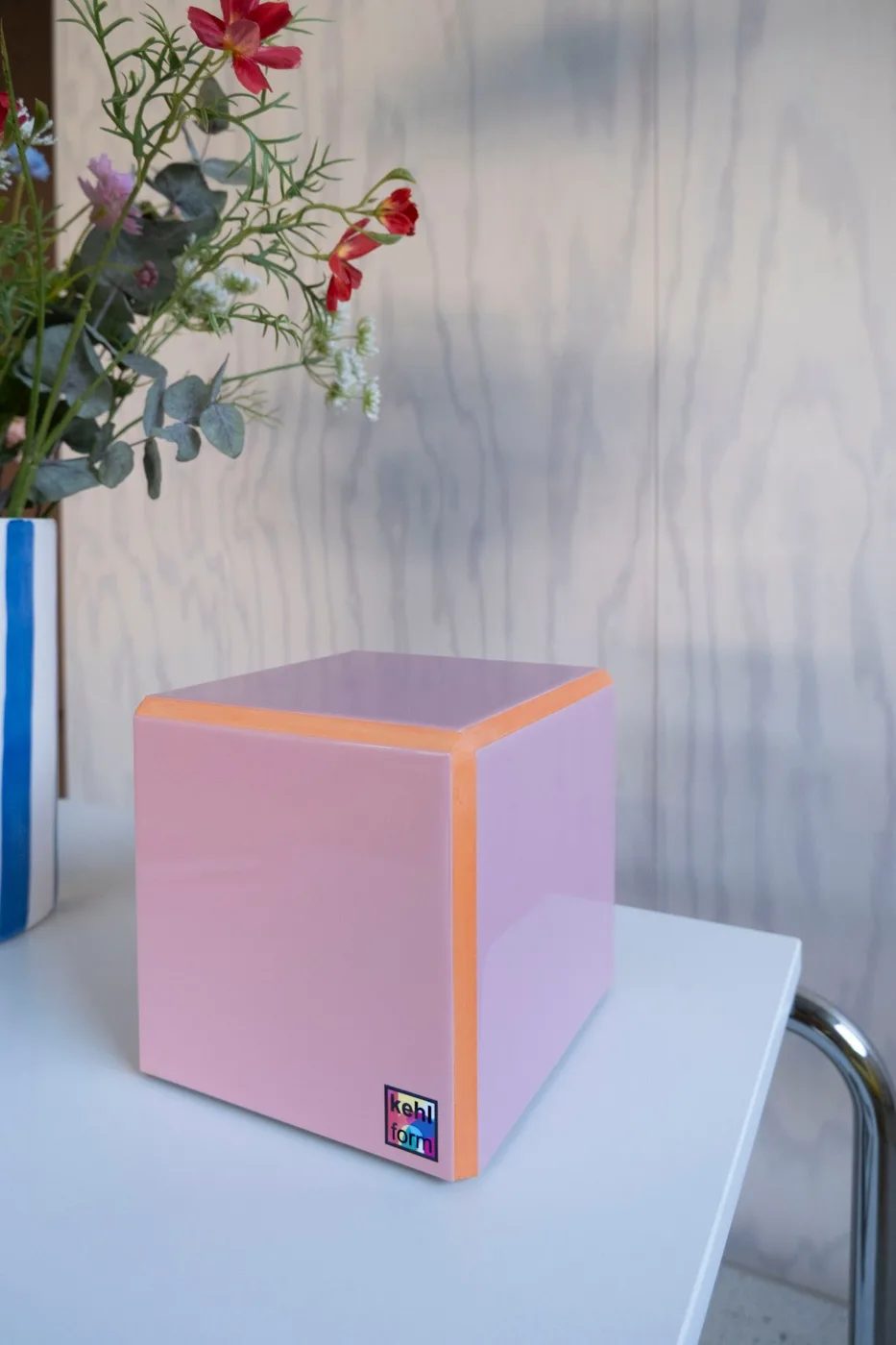 Handgefertigter Fliesenwürfel aus Keramikfliesen in Pink mit orangen Fugen von Kehlform