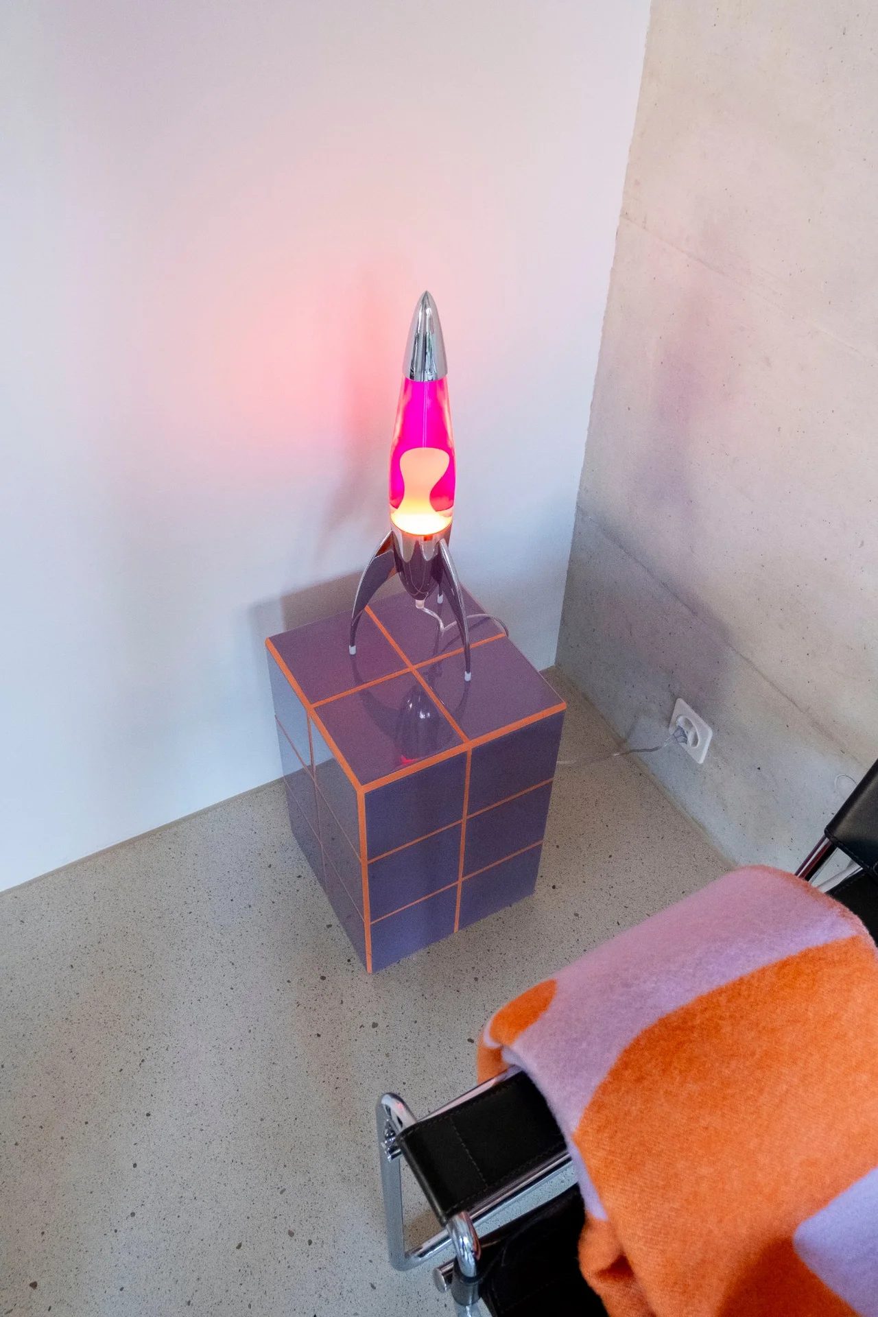Handgefertigter Fliesenkubus aus Keramikfliesen in violett mit orangen  Fugen von Kehlform